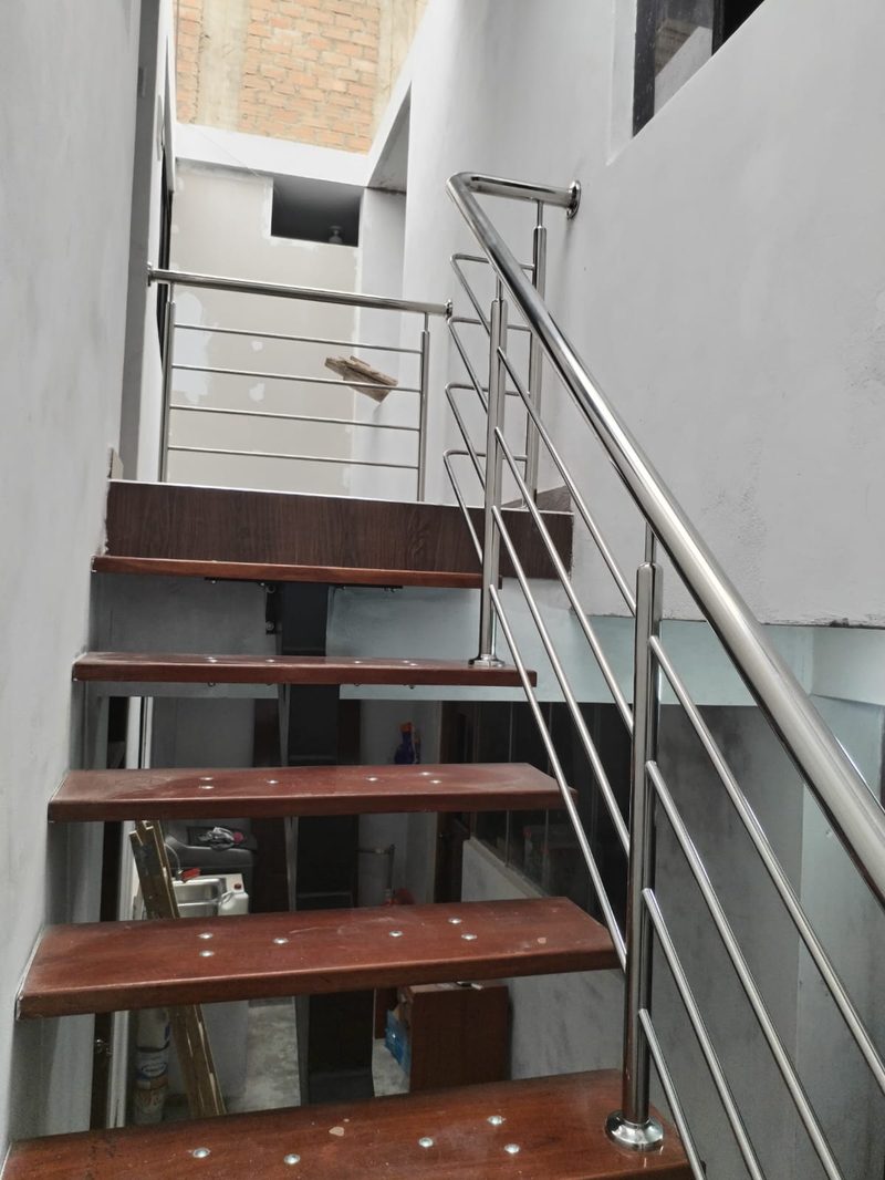 Escalera con peldaños de madera en acero inoxidable, Chimbote